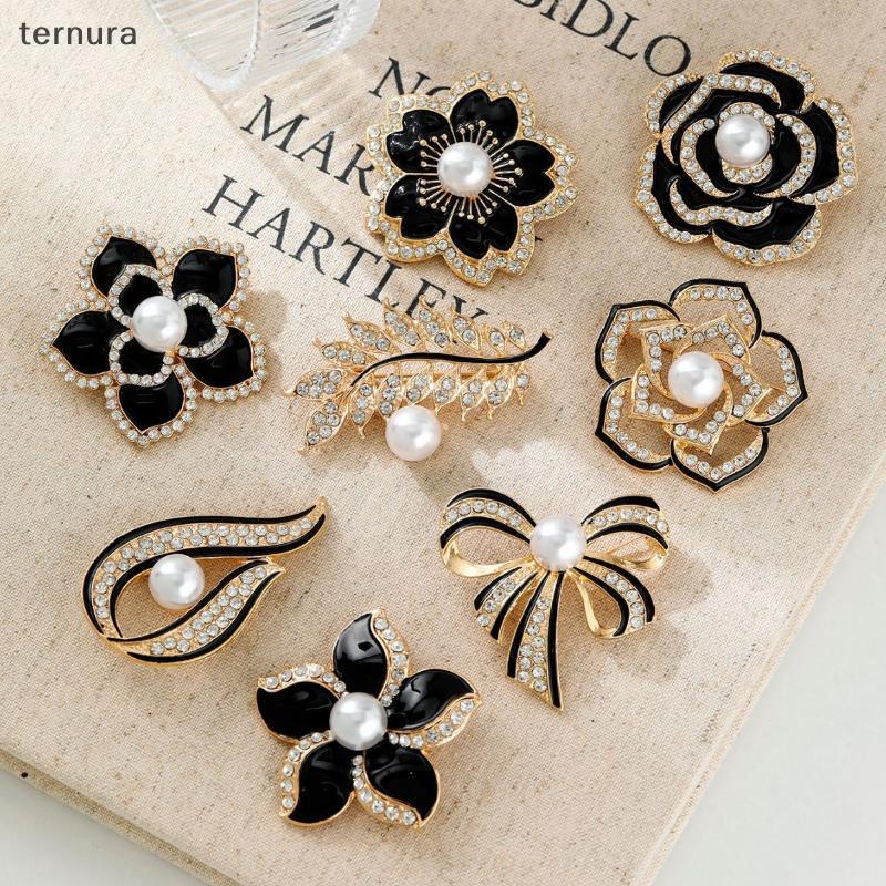 Ternura Elegance Camellia Metal Brooch สีดำ เพอร์เฟกต์สำหรับเสื้อผ้าชุดทัศนียภาพ