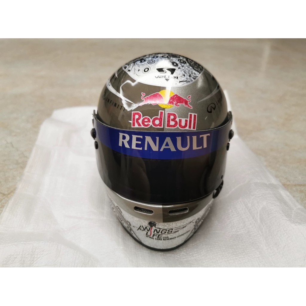 Red Bull Red Bull Red Bull Wittle F1 1/2 หมวกกันน็อครุ่นพร้อมสต็อกวัตถุทางกายภาพเช่นแสดงในภาพ