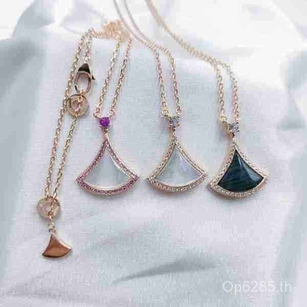 กระโปรงพัดลมหนาสีขาวสำหรับสาว Carnelian 18KV กับสร้อยคอ Malachite รุ่นใหม่ BIVQ