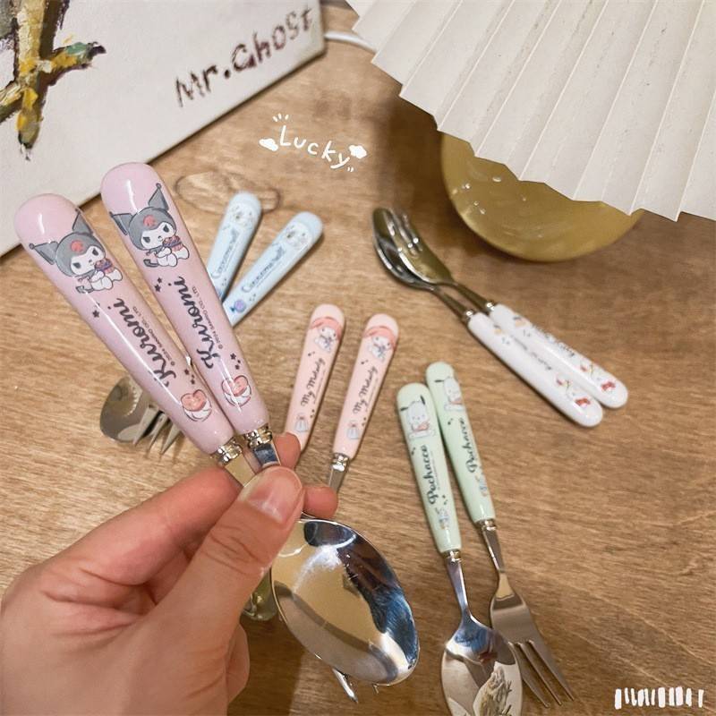 🎀ความคุ้มค่าที่คุณคู่ควร!✨𝕊𝔸ℕℝ𝕀𝕆 ชุดช้อนส้อมสแตนเลส งานแท้ ด้ามเป็นเมลามีม น้ำหนักกำลังดี (ช้อนขนาดกลาง เหมาะสำหรับเด็ก)