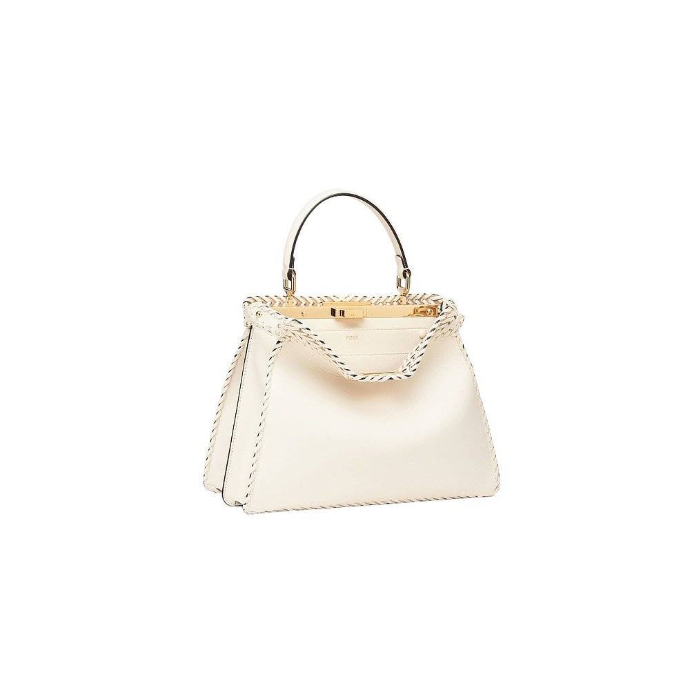 กระเป๋าถือ Fendi Peekaboo แบบหรูหรา มีสไตล์และมาพร้อมคลิปทองคำ