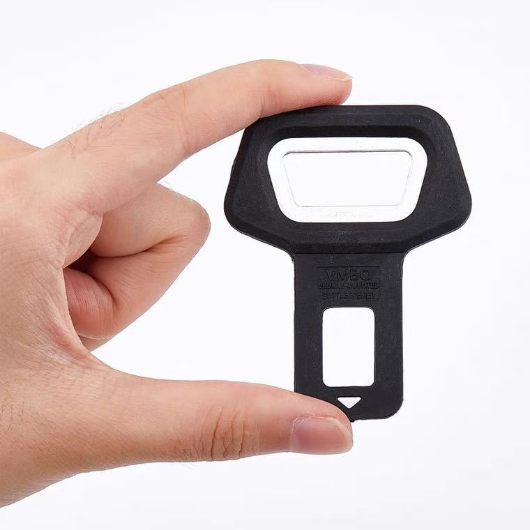 Ninashop ที่เสียบเบลท์หลอก ตัดสัญญาณเตือน (2 ชิ้น) พร้อมที่เปิดขวด Seat Belt Alarm Stopper with Bottle Opener (2pcs)