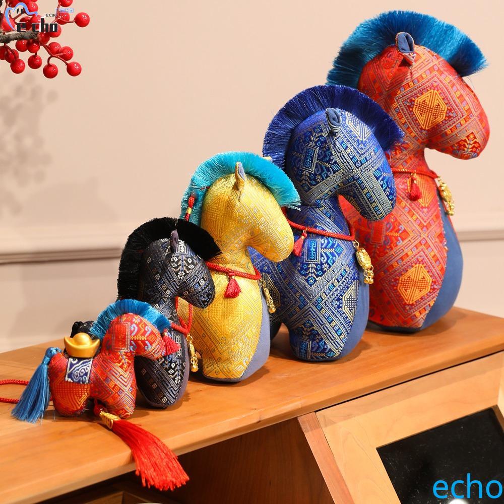 PIVOT Zodiac Horse Plush ตุ๊กตา,ผ้าปัก PP Cotton ตุ๊กตาปีมาสคอตม้า, ขนแปรงจําลองนุ่มพร้อมจี้เทศกาลฤด