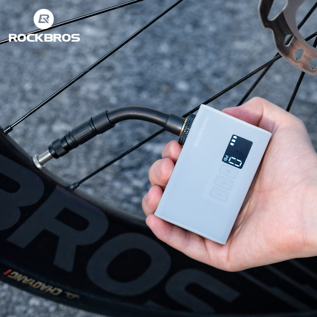 ROCKBROS 120ปอนด์ต่อตารางนิ้ว มินิปั๊มลมไฟฟ้าจอแสดงผลหน้าจอสําหรับแบตเตอรี่และยางความดันอลูมิเนียมอัลลอยด์ปลอกน้ําหนักเบาและพกพาเหมาะสําหรับหลายเสรี