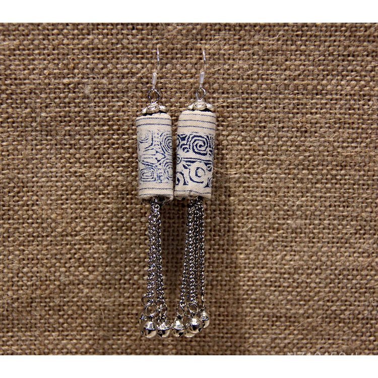 เครื่องประดับผ้าบาติกเก่าย้อนยุคปักต่างหูพู่ต่างหูผ้าบาติกแม้วปักต่างหูสไตล์ชาติพันธุ์แม้วเงินทําด้ว