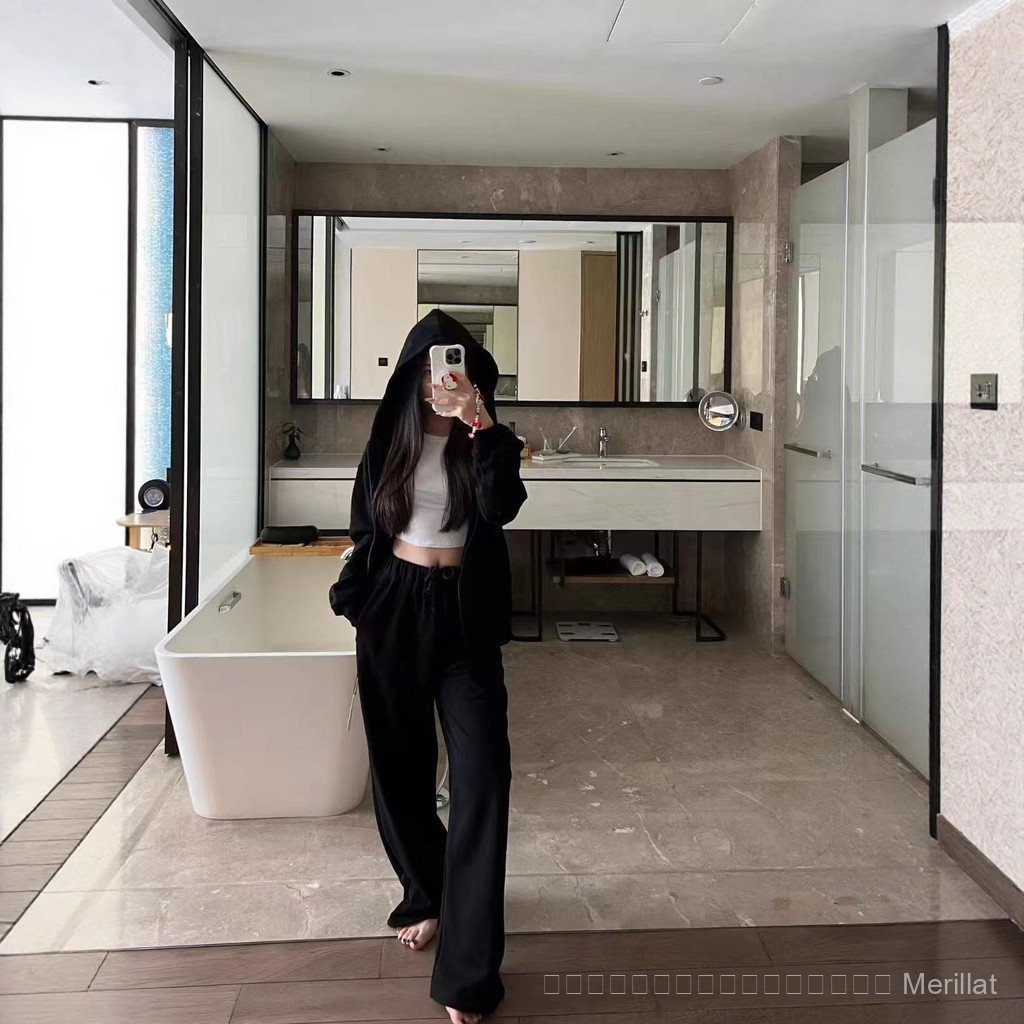 เสื้อกันหนาวสไตล์Kim Kardashian ตัดทอนแบบSlim Fit มีฮูดและซิป พร้อมกระโปรงสั้น