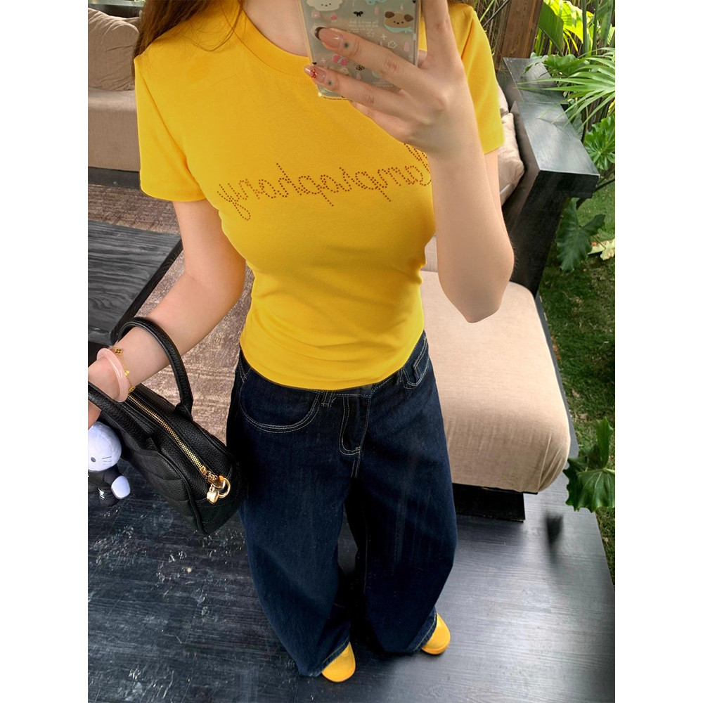 <Moses Queen> เสื้อยืดแขนสั้นไหล่ตรงประดับตัวอักษรสีเหลืองและคริสตัล รัดรูปโชว์หุ่นสไตล์อเมริกันฤดูร้อนแบบสั้น