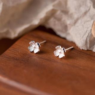 Four Leaf Whispers Earrings ต่างหูเงินแท้ S925 [MERCELO]