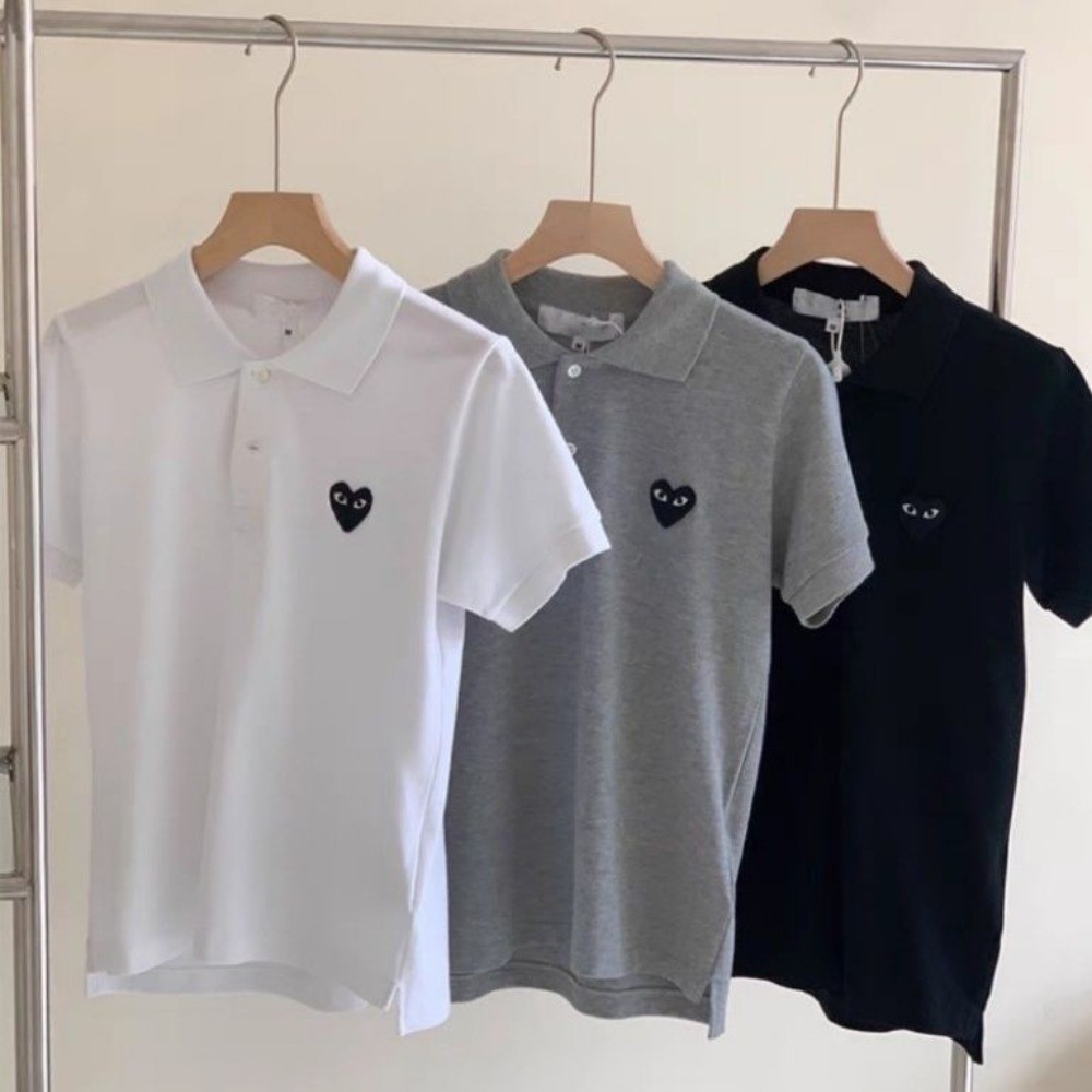 CDG PLAY เสื้อแขนสั้นแบบโปโล สำหรับผู้ชายและผู้หญิง ออกแบบอย่างประณีตด้วยลายเซ็นหัวใจคลาสสิก