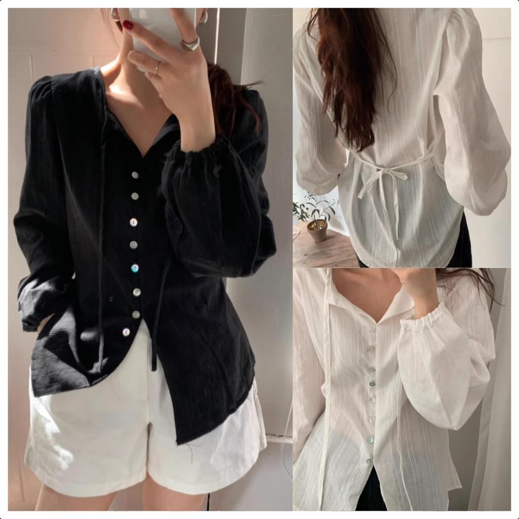Chili Koko เสื้อเชิ้ตผู้หญิงสีดำ คอวีแถวกระดุม สไตล์ฝรั่งเศส แขนพอง ดีไซน์ผูกด้านหลัง เนื้อผ้าลายทางแนวตั้ง แขนยาว w679