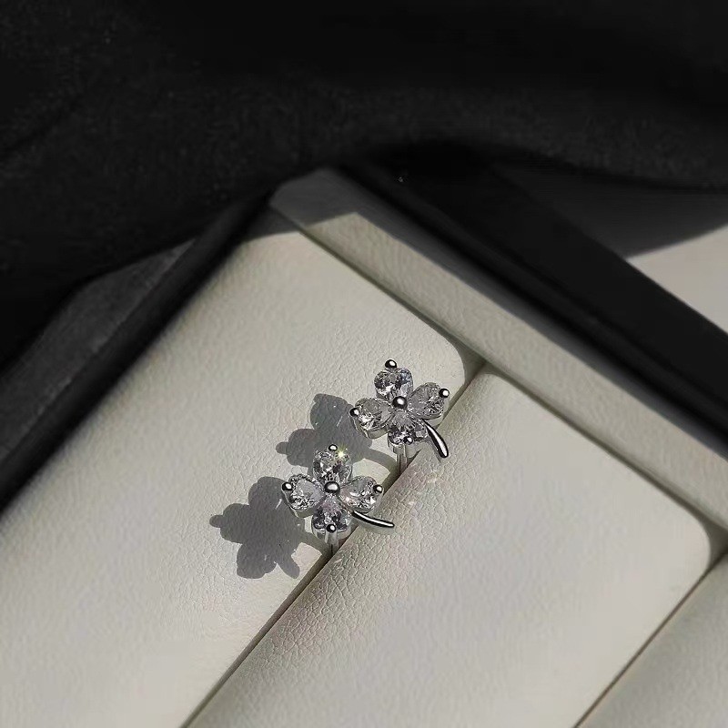 ต่างหูเงินแท้ 925 กะลาแก้ว Zircon ออกแบบเรียบหรูในสไตล์สี่ใบคล้อสำหรับผู้หญิง