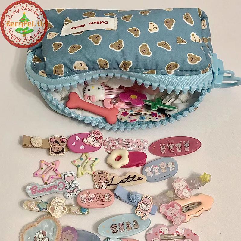 FENGFEI การ์ตูนหมีกระเป๋าเก็บเครื่องสําอางผู้หญิงฤดูหนาวแต่งหน้าซิปใหญ่กระเป๋าเครื่องเขียนกล่องดินสอ 2024 ของขวัญ TH - รูปที่ 6