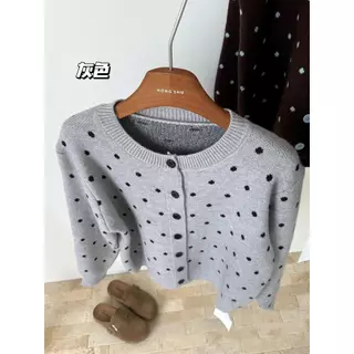 Chili Koko เสื้อคาร์ดิแกนถักคอกลมแขนยาวลายจุดสำหรับผู้หญิง กระดุมแถวเดียว เสื้อโค้ทสเวตเตอร์แขนยาวลำลอง 88040