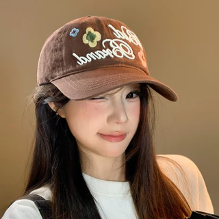 Halo studio พร้อมส่ง🔥หมวกเบสบอลสไตล์เกาหลีสุดเทรนด์พร้อมการปักตัวอักษรและดอกไม้ที่ทำให้ใบหน้าของคุณดูเล็กลง
