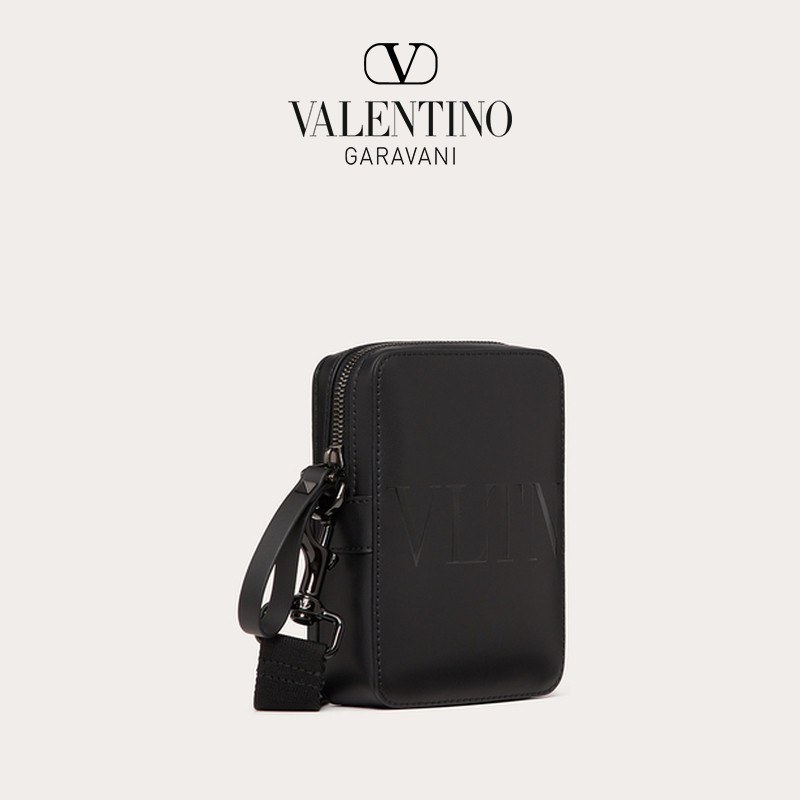 กระเป๋าสะพายข้างหนังผู้ชาย VALENTINO VLTN