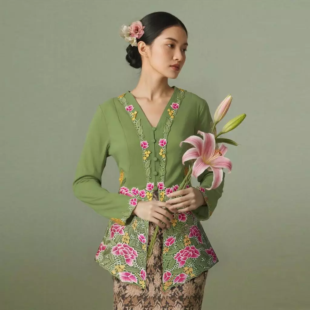 เสื้อเคบายาย้อมถักร้อยสำหรับผู้หญิง ดีไซน์สวยงาม เหมาะสำหรับโอกาสพิเศษ