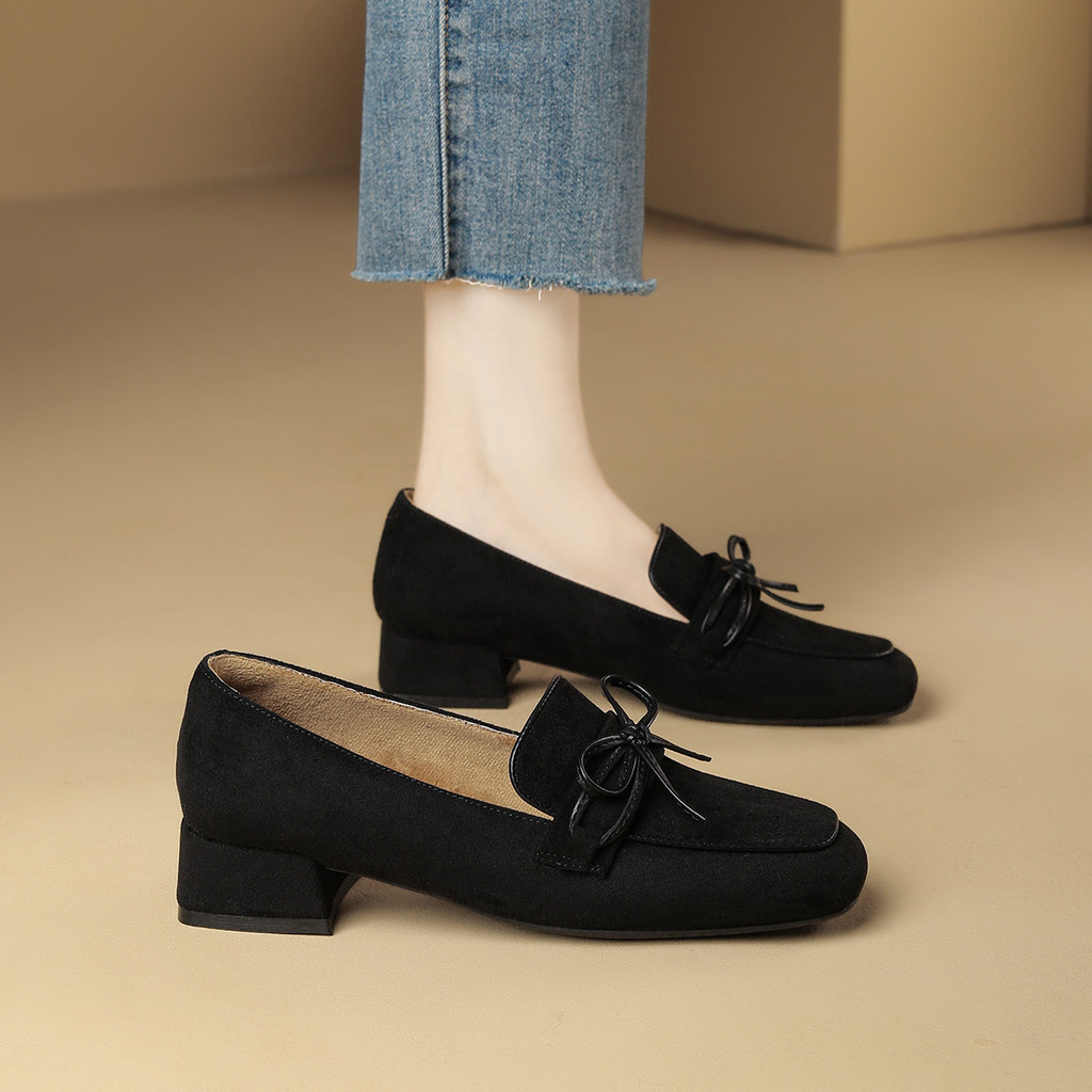 FOXER  รองเท้าโลฟเฟอร์ผู้หญิงแฟชั่นส้นหนาหนังนิ่มวัสดุโบว์ตกแต่งสีดําย้อนยุครองเท้าทํางานผู้หญิง