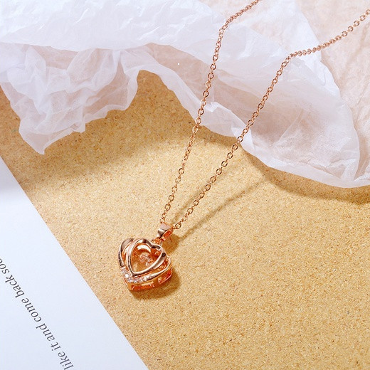 สร้อยคอเครื่องประดับที่เรียบง่ายและโรแมนติก: จี้หัวใจเปล่าชุบทองกุหลาบพร้อมลูกบาศก์เซอร์โคเนียและสแต