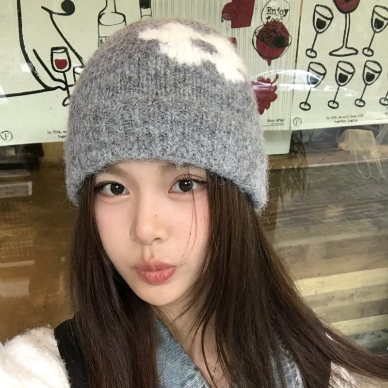หมวกถักลายดอกไม้สำหรับผู้หญิง สไตล์เกาหลี ออกแบบมาเพื่ออุ่นสบายในหน้าหนาว