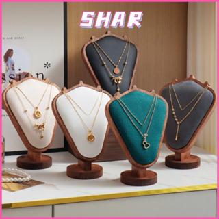 จอแสดงผลสร้อยคอ ชาร์, อุปกรณ์ประกอบฉากนิทรรศการไม้ดิบ, ชั้นเ…