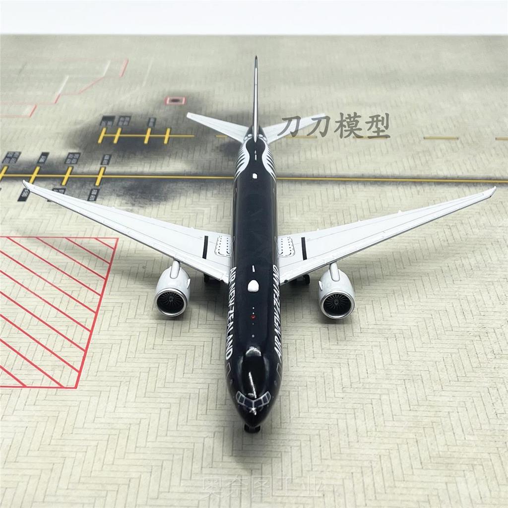 1: 400 New Zealand Airlines Boeing B777-300ER เครื่องบินผู้โดยสาร ZK-OKQ เครื่องบินรุ่นเครื่องประดับ