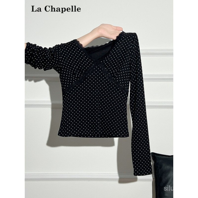 สินค้าพร้อมจัดส่ง! Women's Long-Sleeve T-Shirt ผ้าฝ้าย V-neck กับลวดลายจุดและรายละเอียดลูกไม้ เหมาะสำหรับฤดูใบไม้ร่วงในปี 2025 ทรงบางพอดีตัว