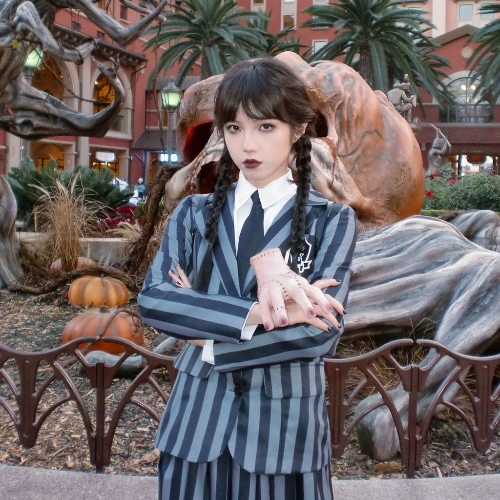 ชุดเครื่องแต่งกายฮาโลวีน แบบครอบครัว Adam's Family รวมชุดนักเรียนและเครื่องแต่งกายการแสดง