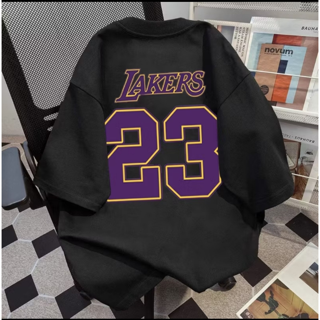 เสื้อยืดแขนสั้นเทรนด์สีดําพิมพ์ลาย Lakers "LAKERS 23"