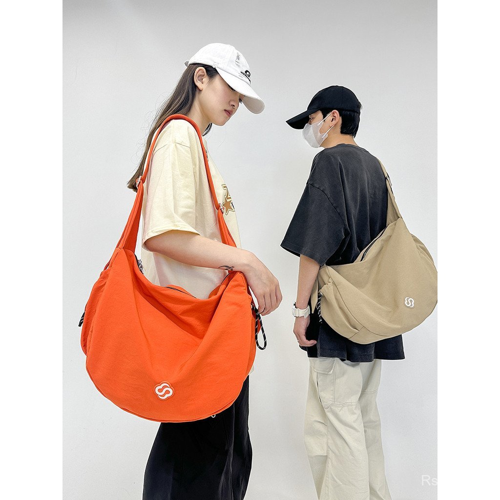 กระเป๋าเป้สะพายหลังสำหรับผู้หญิงและกระเป๋าเดินทางสำหรับผู้ชาย ในสไตล์วัยรุ่นและกีฬา พร้อมดอกไม้และวั