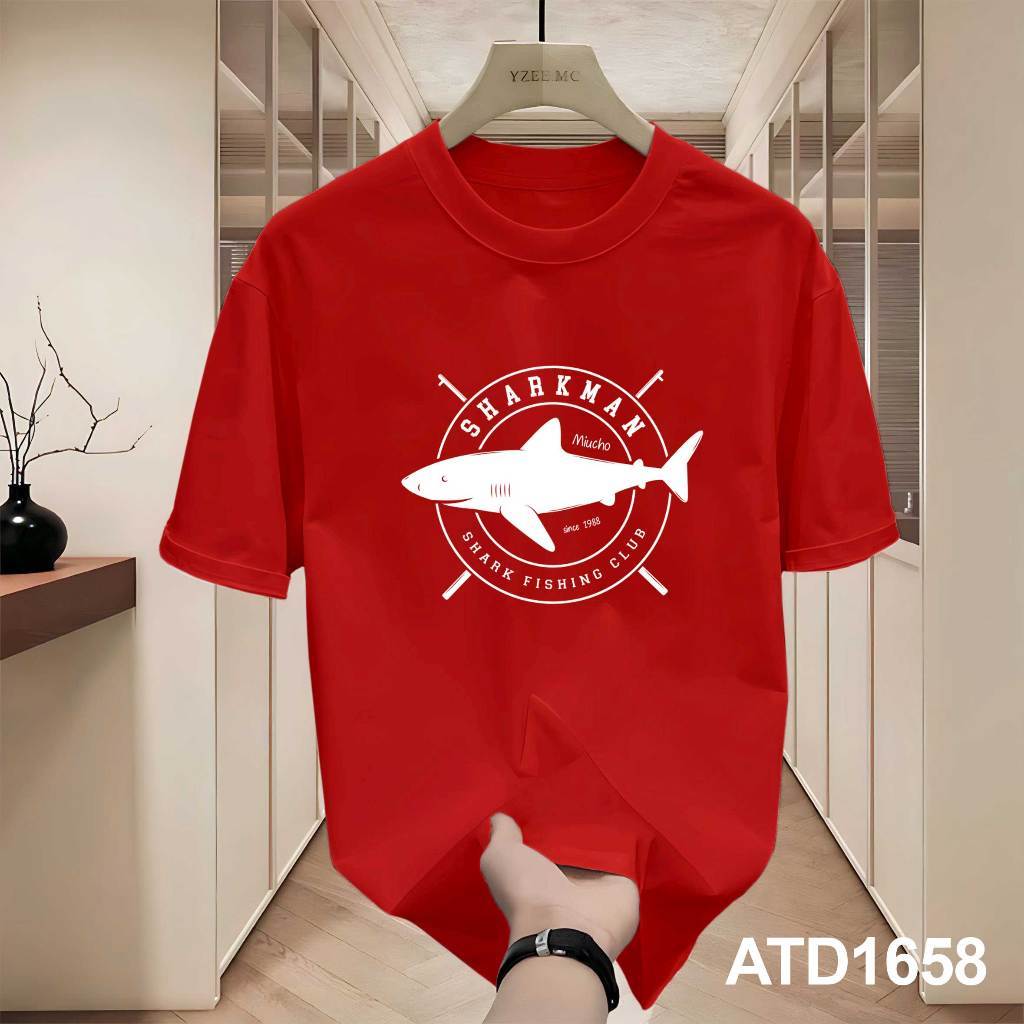 เสื้อยืดทรงหลวมแบรนด์ท้องถิ่นในผ้าคอตตอนสุดเท่ ATD1658 Miucho Iconic ในกราฟิก