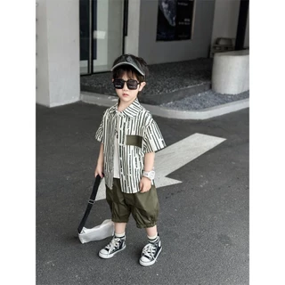 เสื้อเชิ้ตแขนสั้นลายทางสไตล์เกาหลีสำหรับเด็กผู้ชาย ระบายอากาศได้ดี เย็นสบาย เหมาะสำหรับใส่ไปทะเล มีเสื้อแถมมาด้วย 1 ตัว