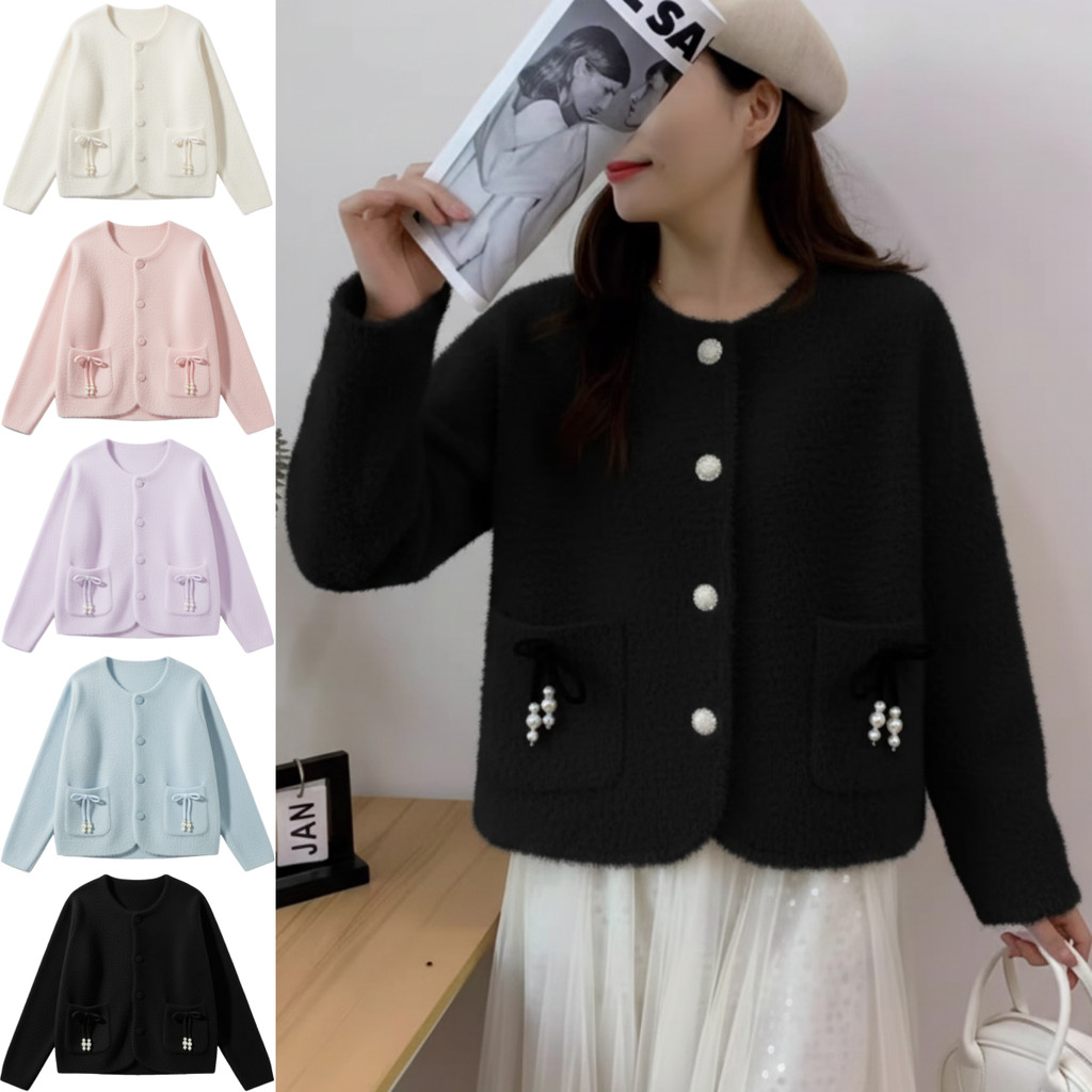 เสื้อไหมพรมแขนยาว ทรงคอกลมติดกระดุม น่ารักมาก มีกระเป๋าด้านหน้าแต่งโบว์ โซคิ้วสุดๆ ทรงสวย แมทซ์ลุคง่าย