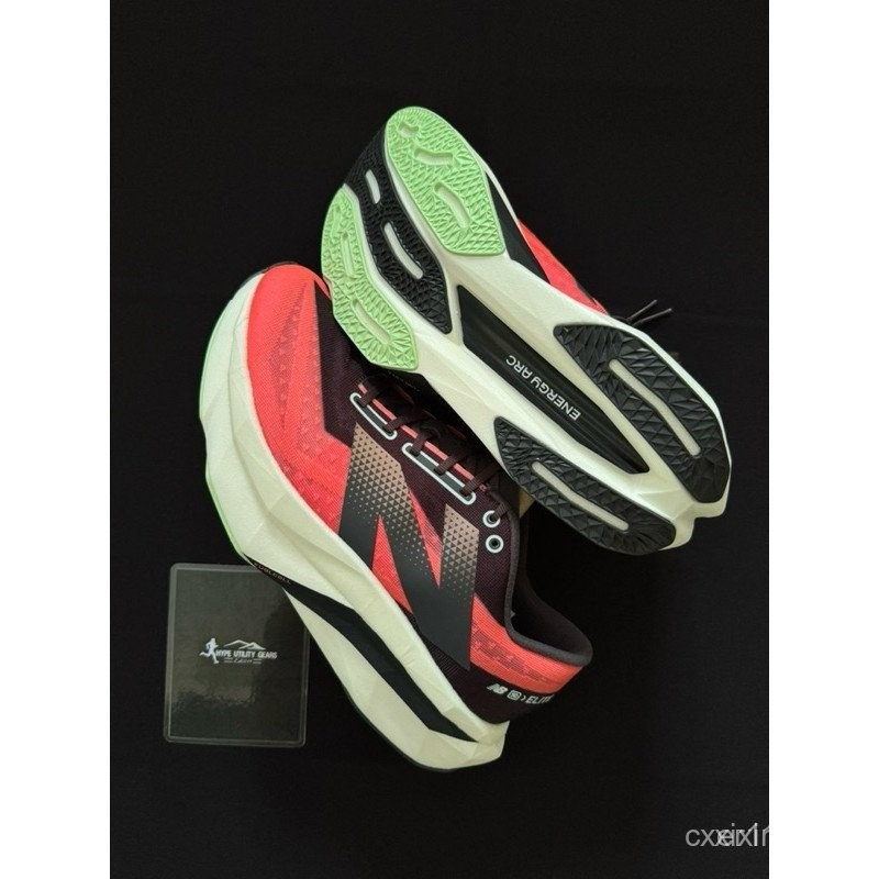 FuelCell SuperComp Elite V4 Drift Red พร้อมซีเมนต์สีดําและน้ําแตงโมรองเท้าวิ่งบุรุษ