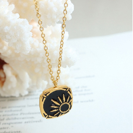 MATAHARI สร้อยคอจี้ทรงสี่เหลี่ยมทรงเรขาคณิตชุบทองแฟชั่น, 316L สแตนเลสนูน Sun Motif แกะสลัก, การออกแบ