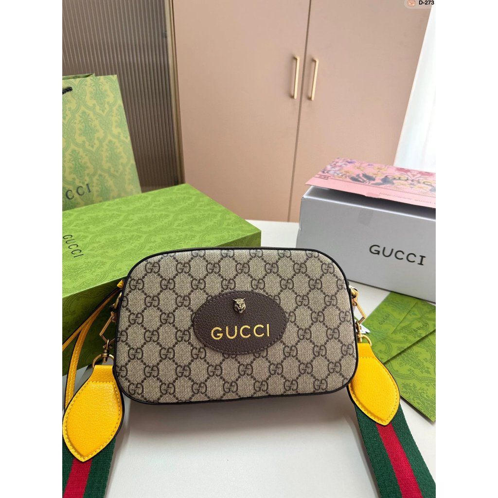 กระเป๋ากล้อง GUCCI สไตล์หัวเสือ ดีไซน์คลาสสิกพร้อมสายสะพายลายดอกไม้