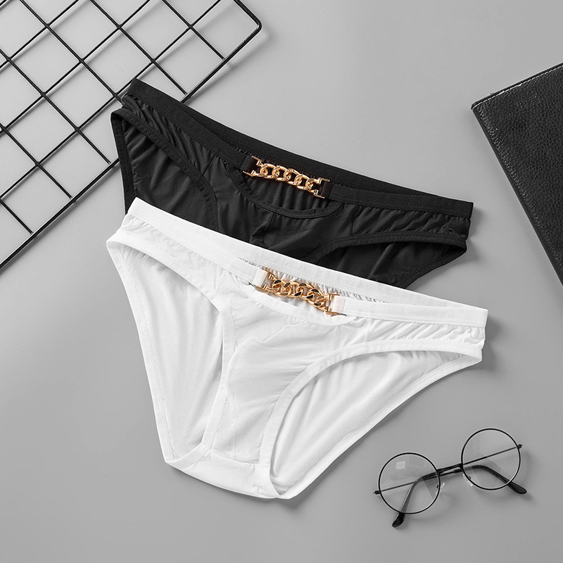 กางเกงชั้นในชาย ทรงต่ำ ผ้าไนลอนบาง ระบายอากาศได้ดี และมีกระเป๋าเพื่อความสบาย มาพร้อมลายโซ่โลหะให้ลุคลูกเล่น