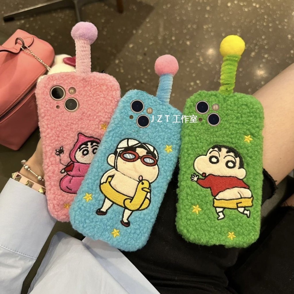 ตลกตุ๊กตา Shin-Chan iPhone17Pro เคสโทรศัพท์ Apple 16ProMax/15/14 Spring 13/12/11 ตลก Plush Shin-Chan