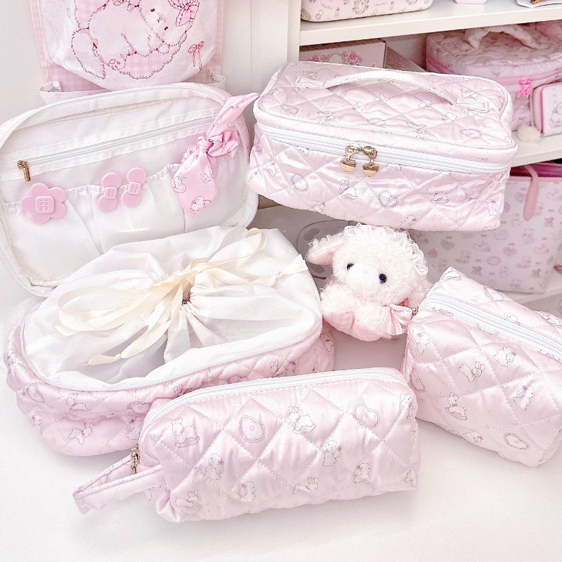 MG Original กระเป๋าเครื่องสําอาง Bunny Satin กระเป๋าแต่งหน้าความจุขนาดใหญ่แบบพกพาแบบพกพากระเป๋าเดินทางกล่องดินสอ