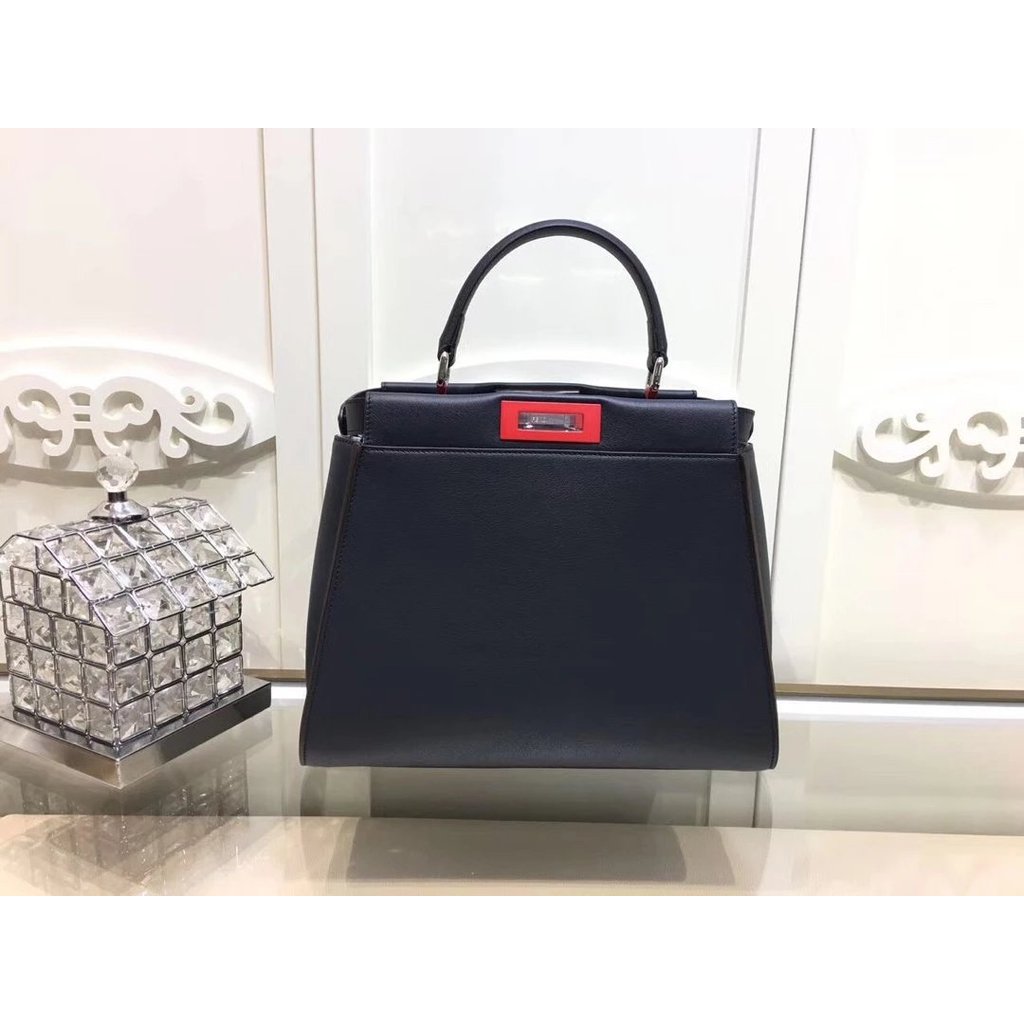 กระเป๋า Fendi Peekaboo Medium หนังลูกวัวสเปน พร้อมสายสะพายทั้งแบบดอกไม้และมาตรฐาน รหัส 332612