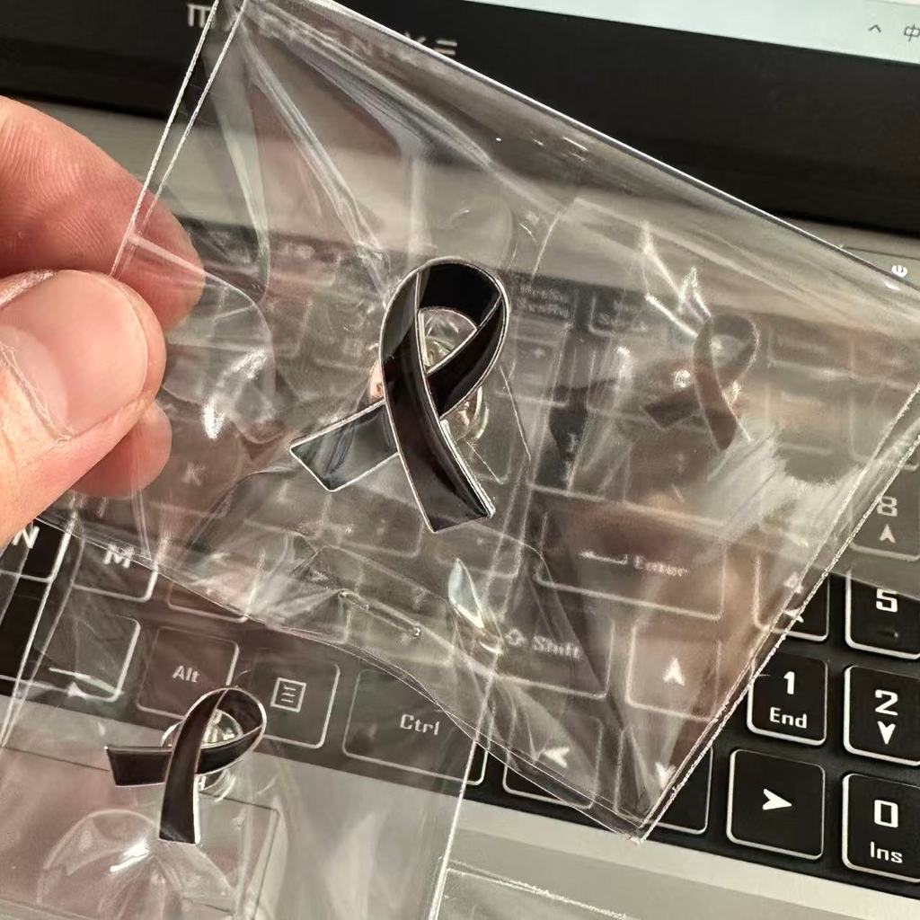 เข็มกลัดสีดำ เข็มกลัดไว้ทุกข์ โบว์ดำ,โบว์ไว้ทุกข์,โบว์ติดเสื้อ,โบว์กลัดเสื้อสีดำ#X000