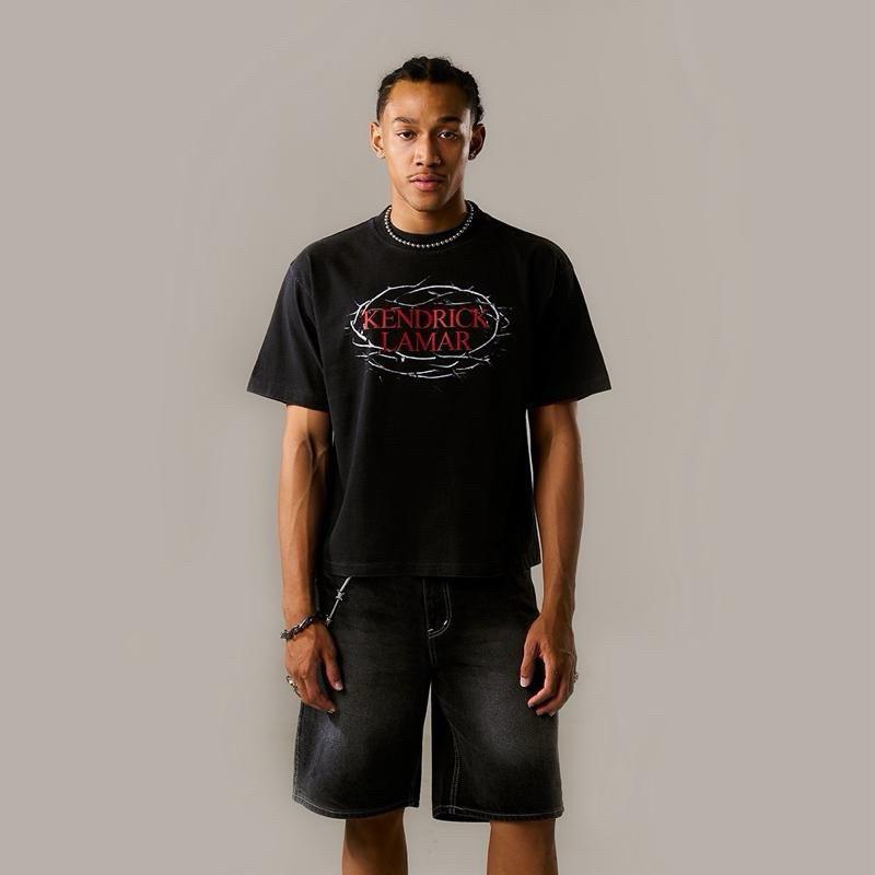 เสื้อยืดผู้ชาย 100%คอตตอน – สตรีทสไตล์ Loose Fit ลาย"KENDRICK LAMAR" (หน้า) "NOT LIKE US" (หลัง)