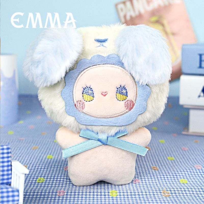 EMMA Secretland Forest Furry Family Pinch Music Mystery Box ตุ๊กตาตุ๊กตาจี้ของขวัญ
