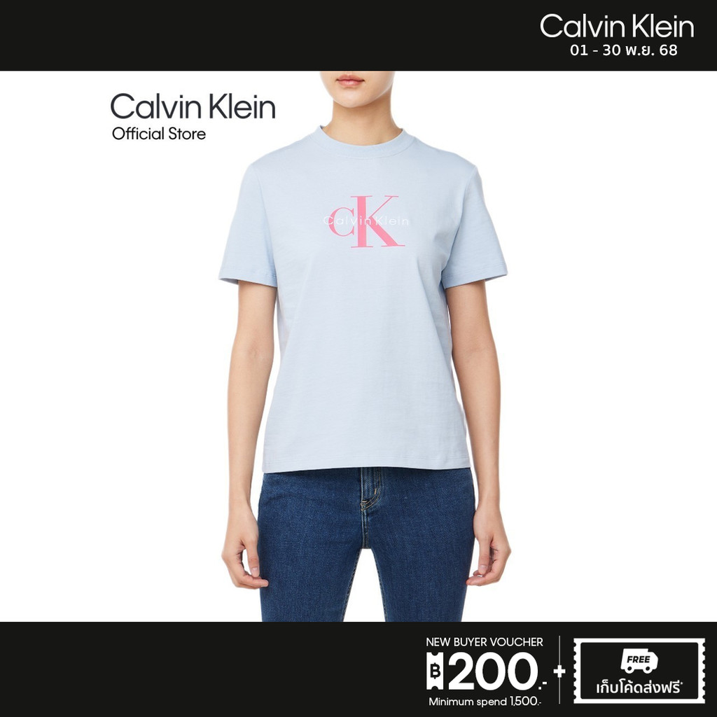 CALVIN KLEIN เสื้อยืดคอกลมแขนสั้นผู้หญิง Monogram Logo ทรง Regular รุ่น 47B865G 24Q - สี Light blue