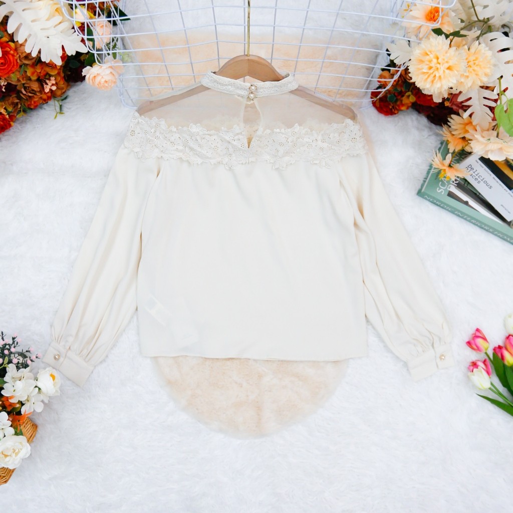 เสื้อสวมหัวผู้หญิงสีขาวนวล คอสูง แขนยาว ทรงสวยดูดี ใส่ทำงาน
