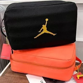 [ลดราคาล่วงหน้า] กระเป๋าถือเก็บฟุตบอลแบบพกพาระบายอากาศได้แบบพกพา Cross-Body Airman Travel Shoe Bag รองเท้าบาสเก็ตบอล Fitness Clutch
