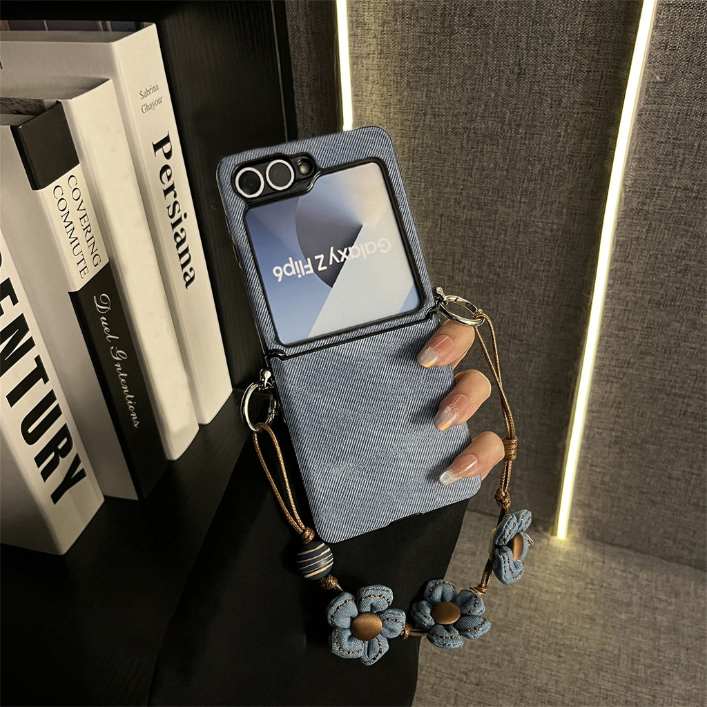 เกาหลี Y2k Blue Denim เคสโทรศัพท์ดอกไม้สร้อยข้อมือสําหรับ Samsung Galaxy Z Flip 7 8 Z Flip8 ZFlip 7 7fe Zflip6 Zflip5 กันกระแทกปกหลัง