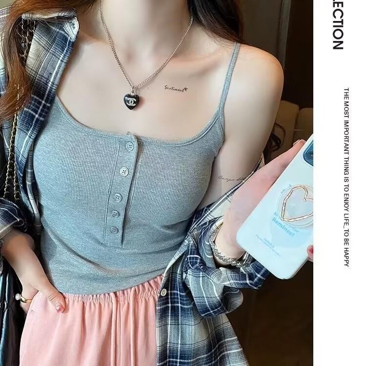 เสื้อสายเดี่ยวผู้หญิง แนวน่ารัก แต่งกระดุม มีฟองน้ำเย็บติด ใสสบาย ผ้านุ่ม แต่งตัวง่าย น่ารักก Clothing Women ผู้หญิง
