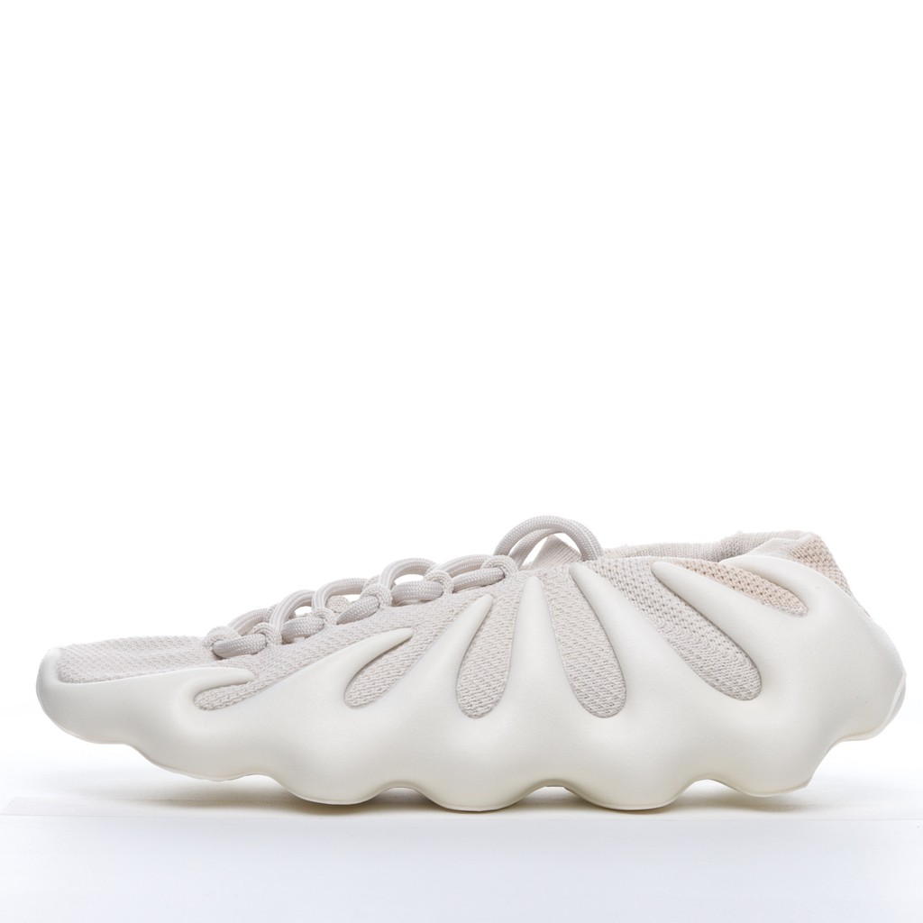 AD Adi Yeezy 450 "Cloud White" กับถุงเท้าถักและOvershoes