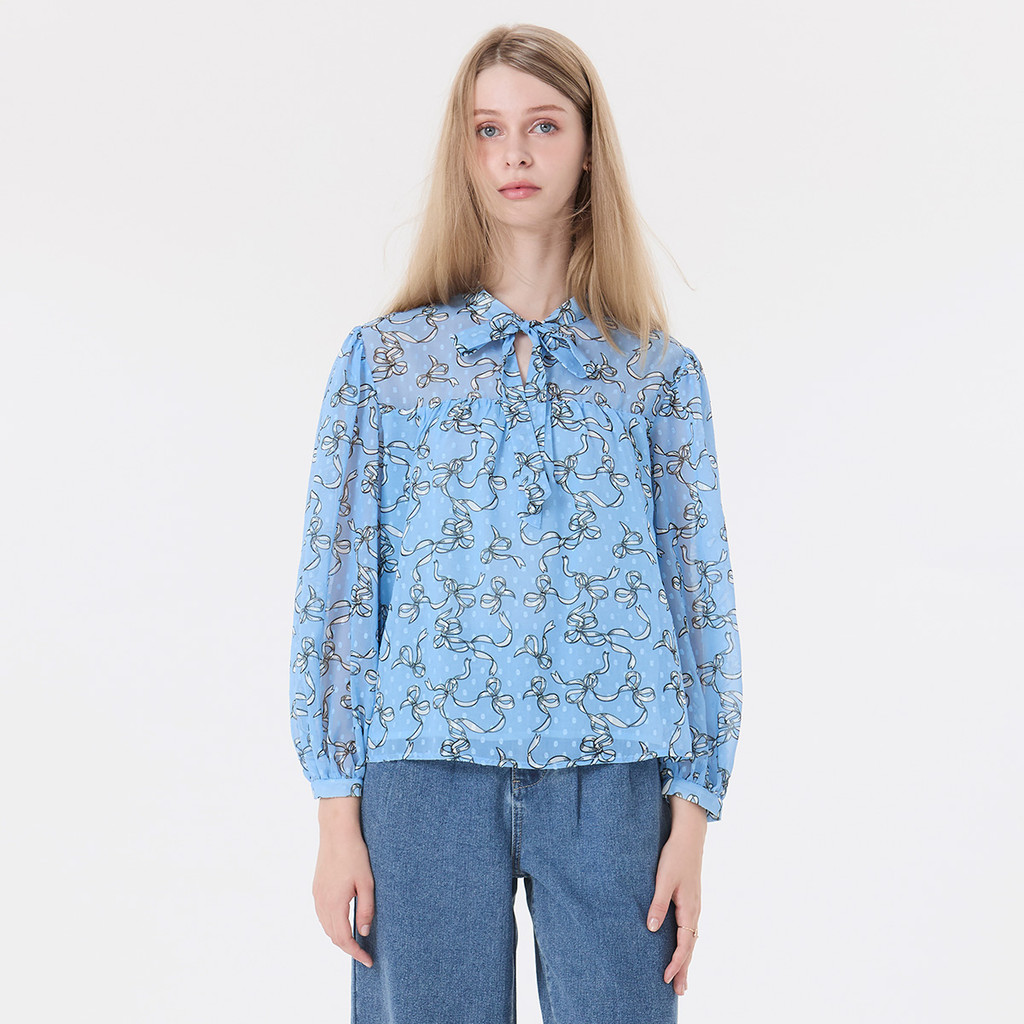 EP เสื้อเบลาส์ลายพิมพ์โบว์ ดีไซน์ผูกโบว์ช่วงคอ ผู้หญิง สีฟ้าอ่อน | Bow Print Blouse with Tie-Neck Bow | 05076