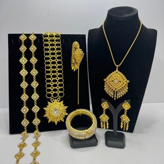 เซตสร้อยคอเครื่องประดับต่างๆ หลากหลายรูปแบบ มีให้เลือกหลายชุ…